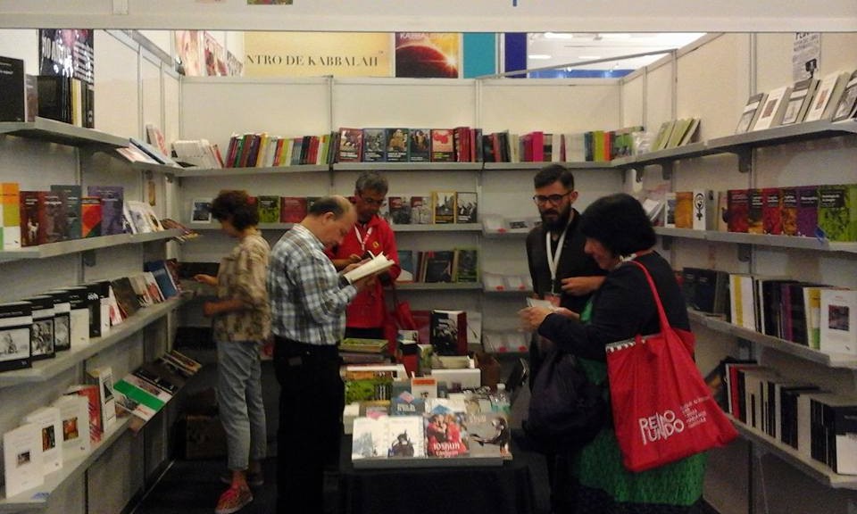 El stand #todolibroespolitico en la feria internacional de guadalajara